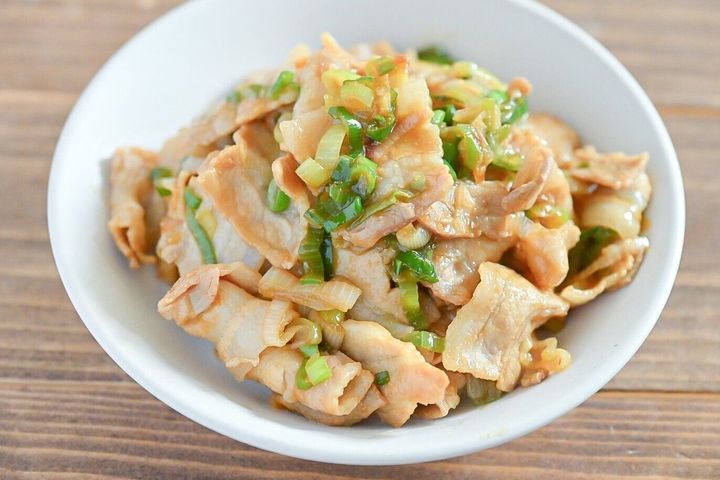 白い皿に盛られた長ねぎで作ったスタミナ丼