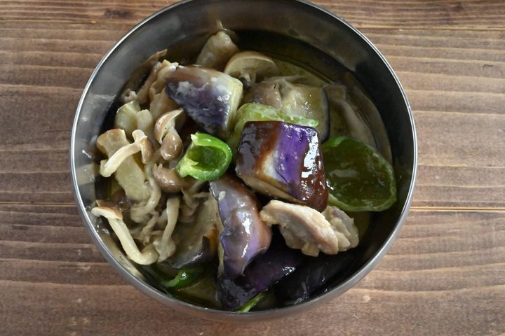 シルバーの皿に盛られたグリーンカレー