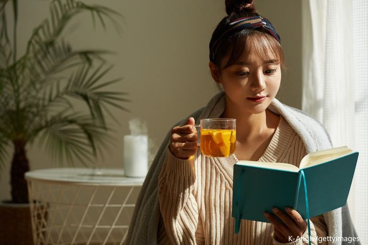 本を読む女性