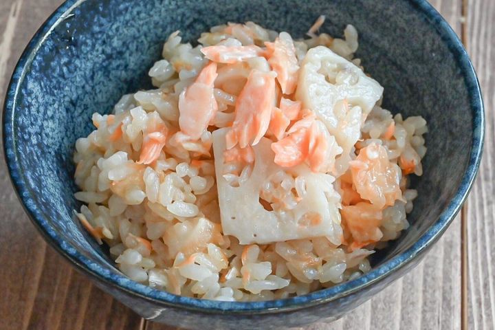 鮭ハラスとれんこんの炊き込みごはん
