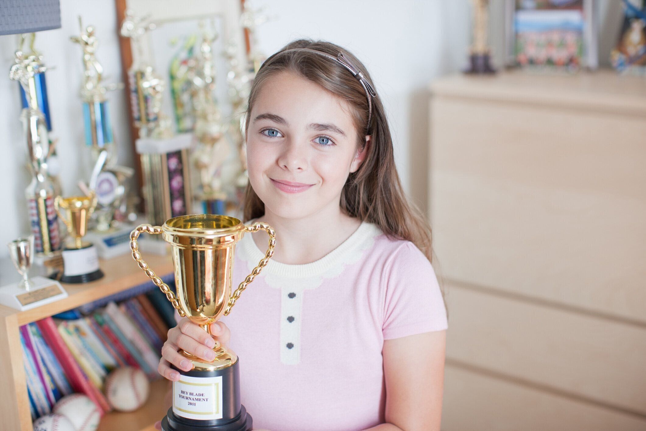 笑顔を抱える少女トロフィーのベッドルーム