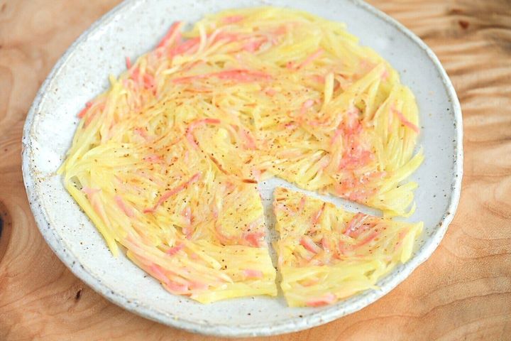 皿にのったじゃがいもと紅しょうがのガレット