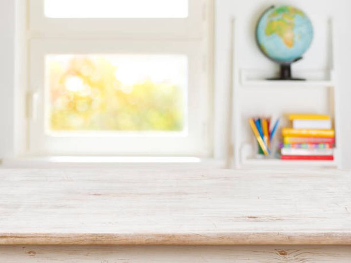 子供の部屋とウィンドウの背景をぼかした写真を木製のテーブル