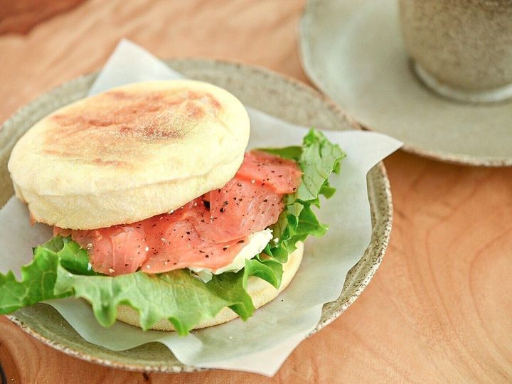 成城石井のイングリッシュマフィンで作られたサンドイッチ