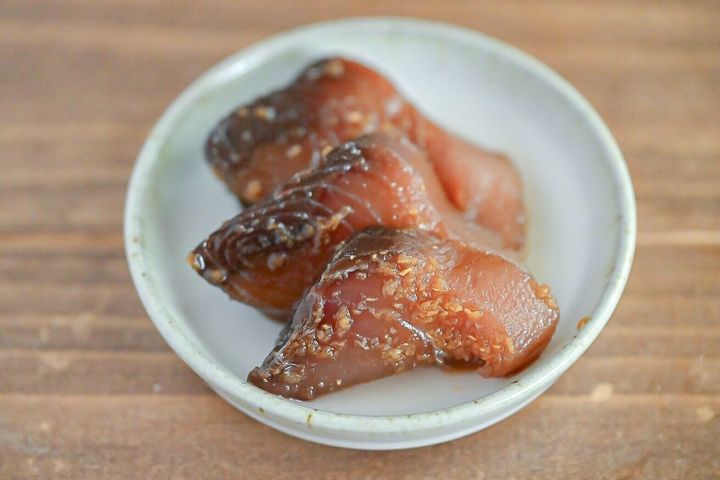皿に盛られたかつおの漬け