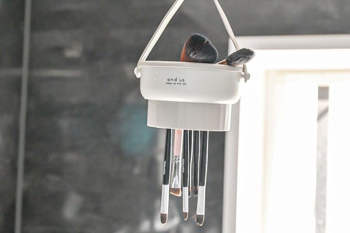 乾かしているメイクブラシ