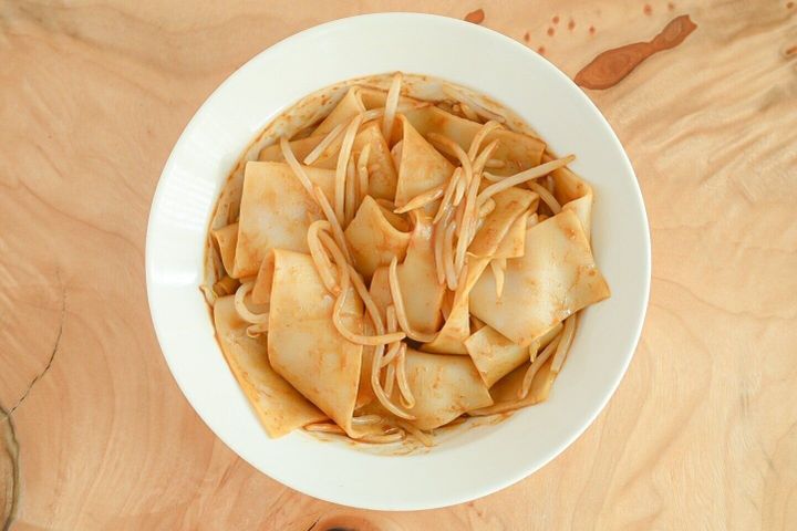 たれを絡めた麺ともやし