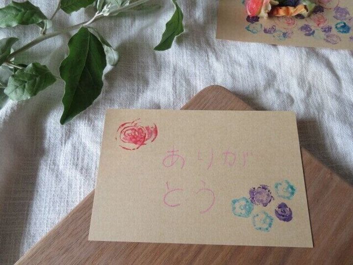 オクラなどの切り口を利用した野菜スタンプ