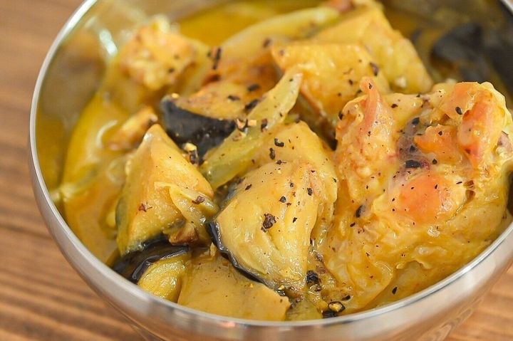 シルバーの皿に盛られたイエローカレー