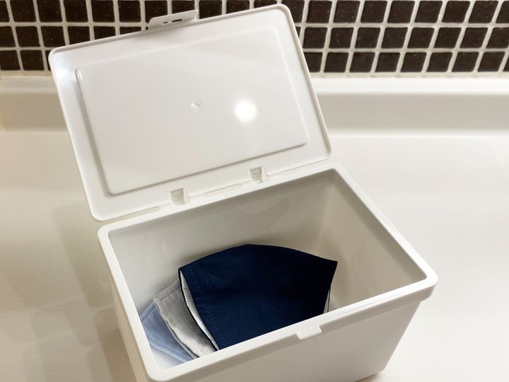 【100均】マスクのつけ置きに便利!セリアのフタがとまるケース