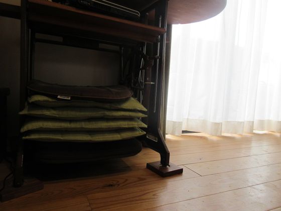 使わない時、掃除機をかける時は台の下の棚に重ねています。