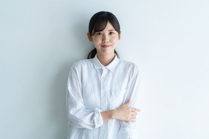 白いシャツを着た日本人女性の肖像画