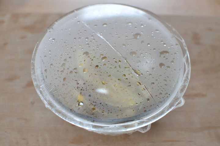 ラップをかけたまま2分置いて蒸らす様子