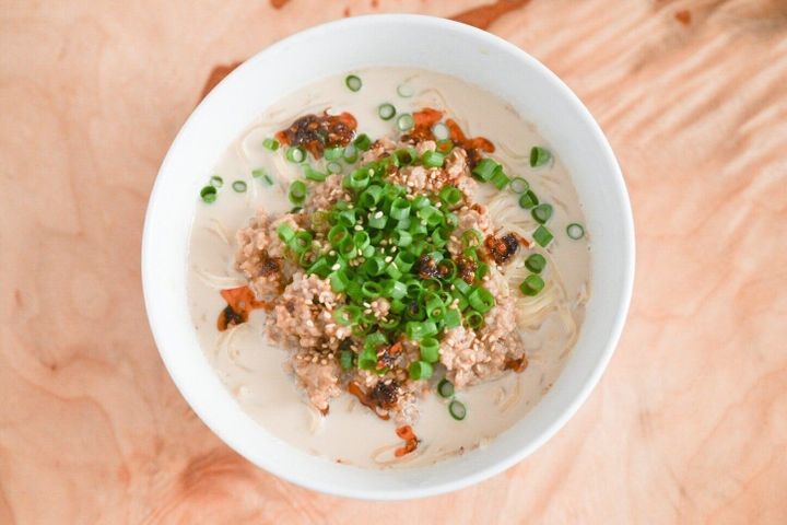 器に盛られたミルク担々麺