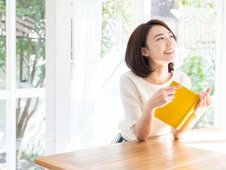 本を読む魅力的なアジアの女性、