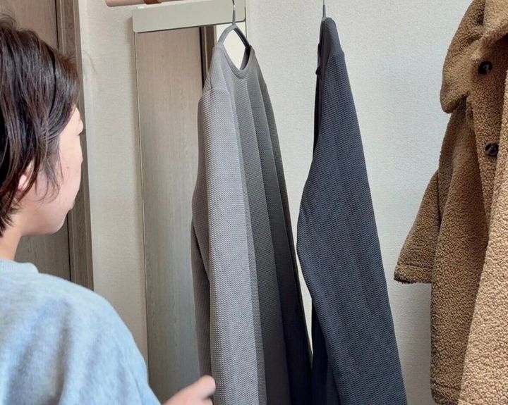 クローゼットをみる女性