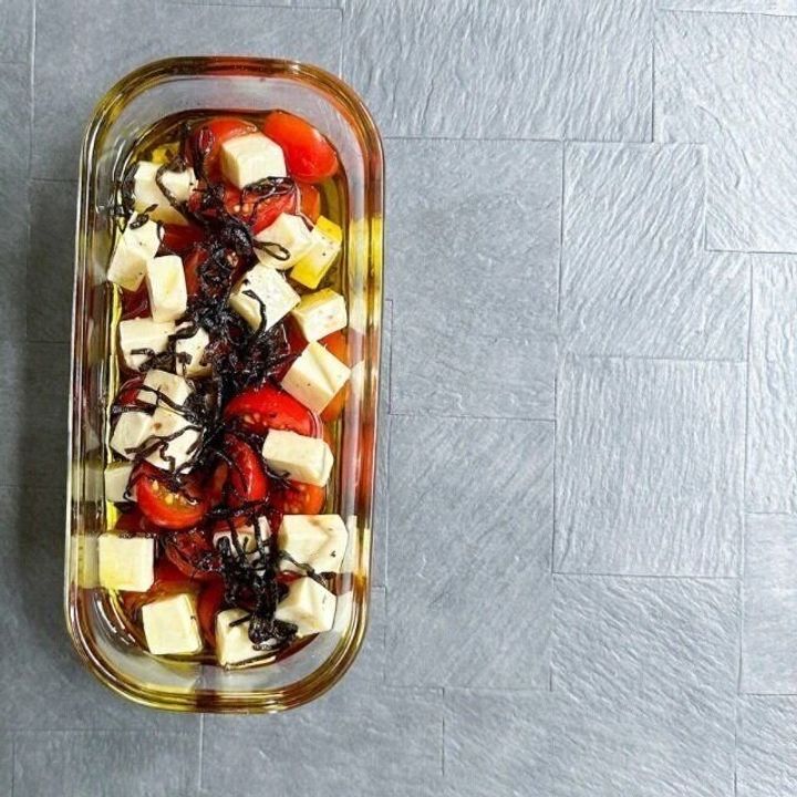 トマトとチーズと昆布のオイル漬け