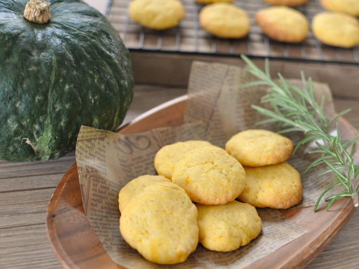 かぼちゃのクッキーを木製の皿に盛り付けた様子