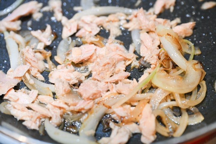 炒めたツナと玉ねぎ