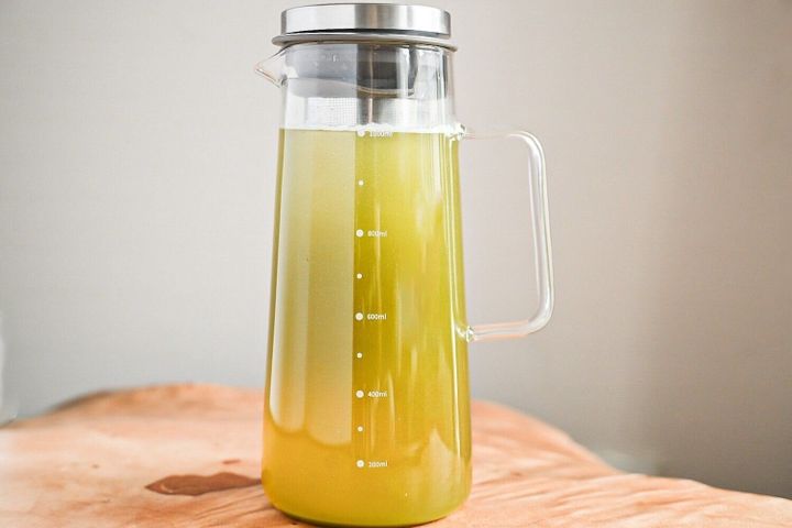 ピッチャーに入った緑茶