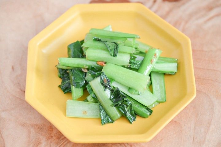 皿にのった小松菜のにんにく炒め