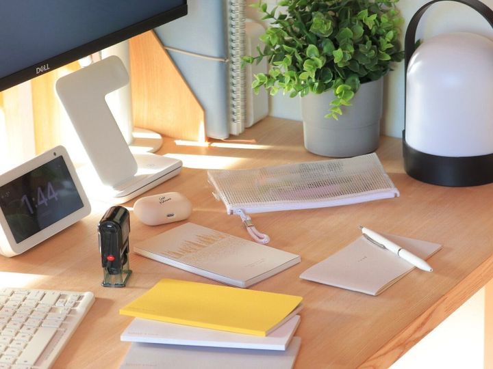 ワークデスクと文具