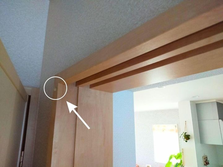 クッションゴムを貼った木枠の上部