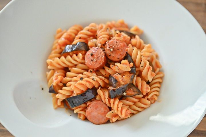 白い皿に盛られたトマトパスタ