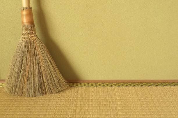 日本の伝統的な泥壁、畳のマットとほうき