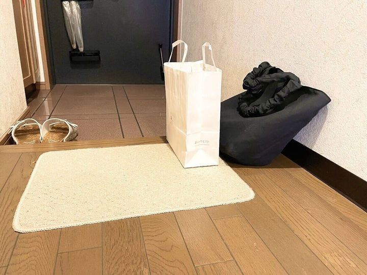 玄関に置かれた買い物袋