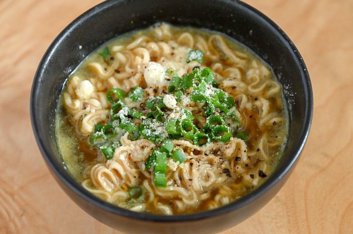 黒い器に入ったカレーチーズラーメン