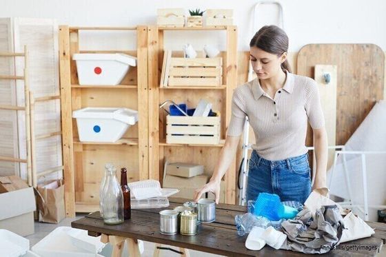 ものを捨てる女性