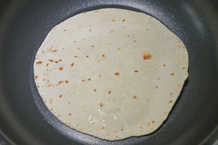 フライパンに入ったトルティーヤ生地