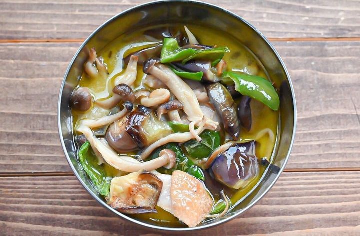 シルバーの皿に盛られたグリーンカレー