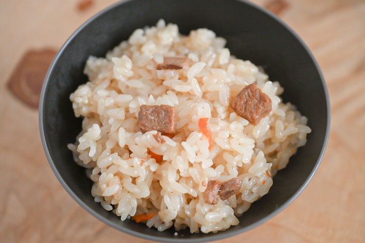 茶碗に入った中華おこわ