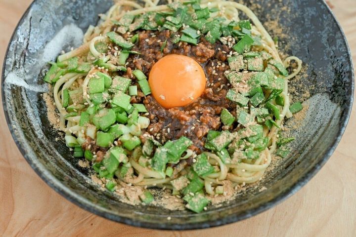 皿にのった完成した台湾まぜそば