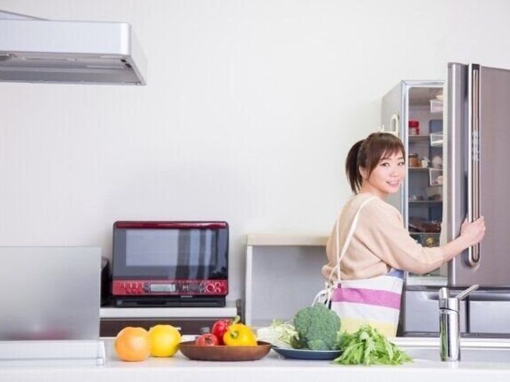 冷蔵庫を開ける女性