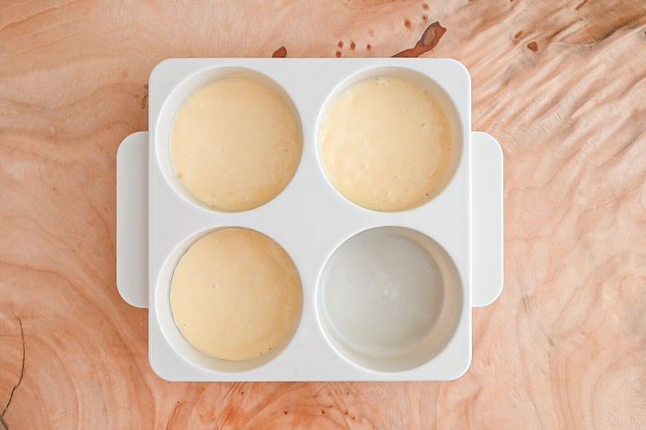 タネが入った仕切り付きパンケーキメーカー