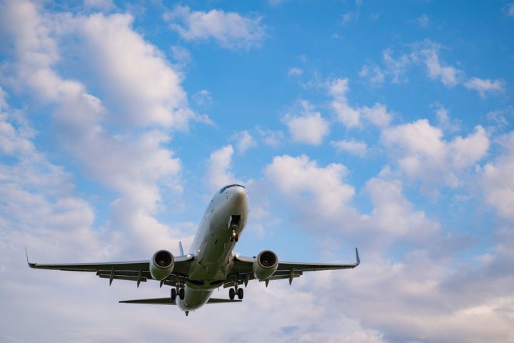 着陸しようとしている飛行機。