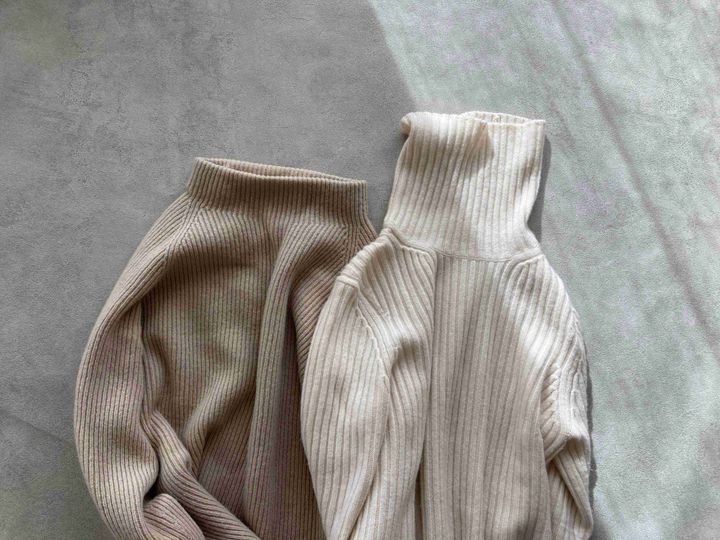 【スウェットパンツVSニットパンツ】リラックスしたい日の究極のご近所着はどちらがいい?