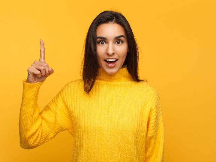 興奮した女性の新しいアイデアを持つ