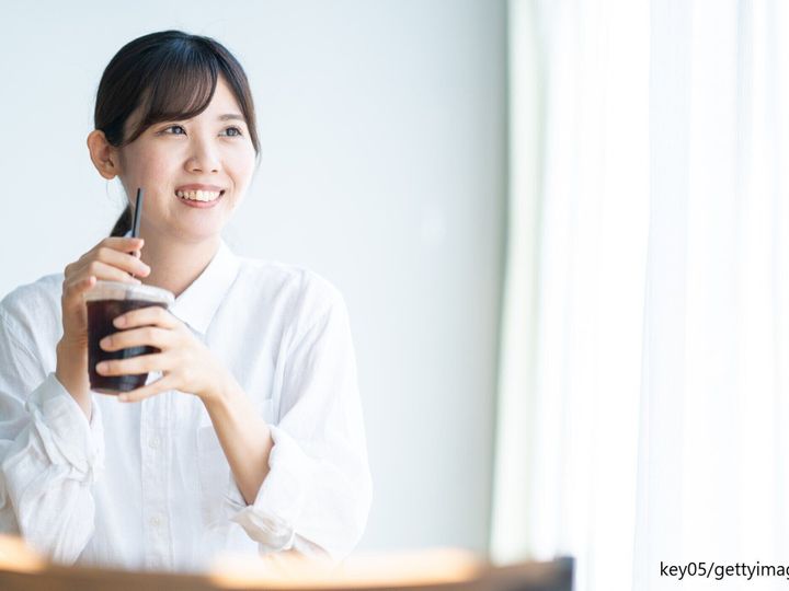 くつろぐ女性