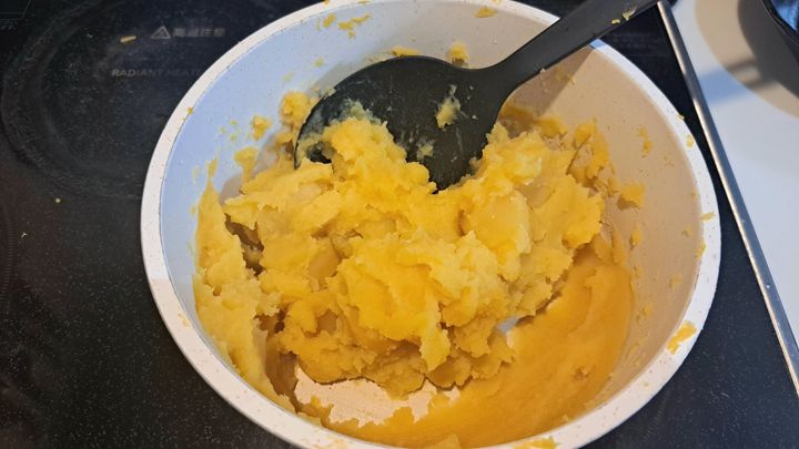 鍋でさつまいもペーストと材料を混ぜている