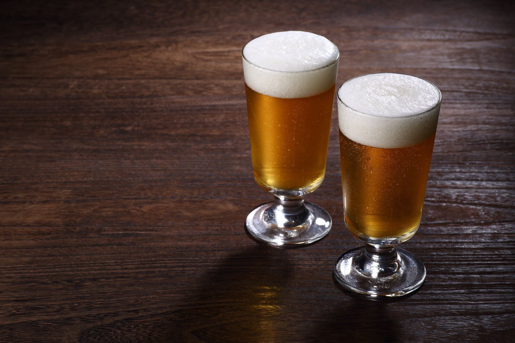 テーブルの上のクラフトビール