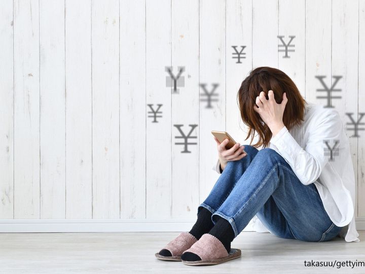 お金に悩む女性