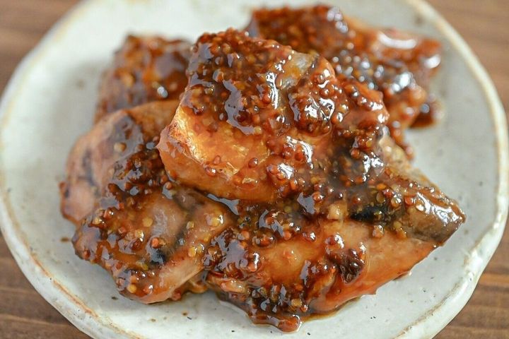 皿に盛られたぶりの粒マスタード炒め