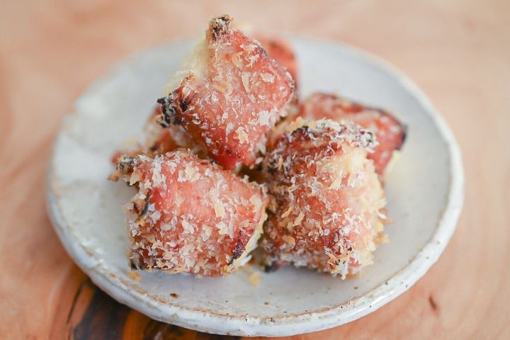 皿に盛られた豆腐の生ハムカツ