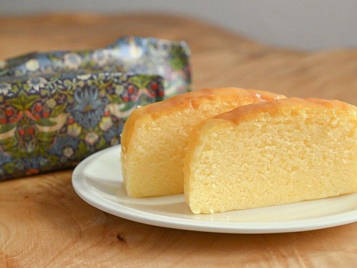 皿に盛られたベイクドチーズケーキ