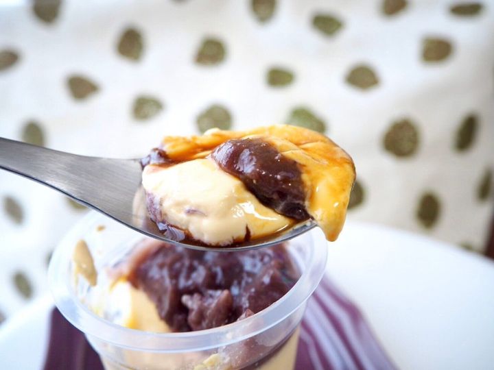 シャトレーゼ「餡とプリン 北海道産小豆」スプーンのせ写真