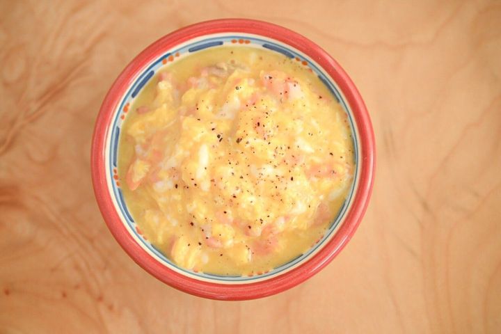 皿に盛られたスクランブルエッグ